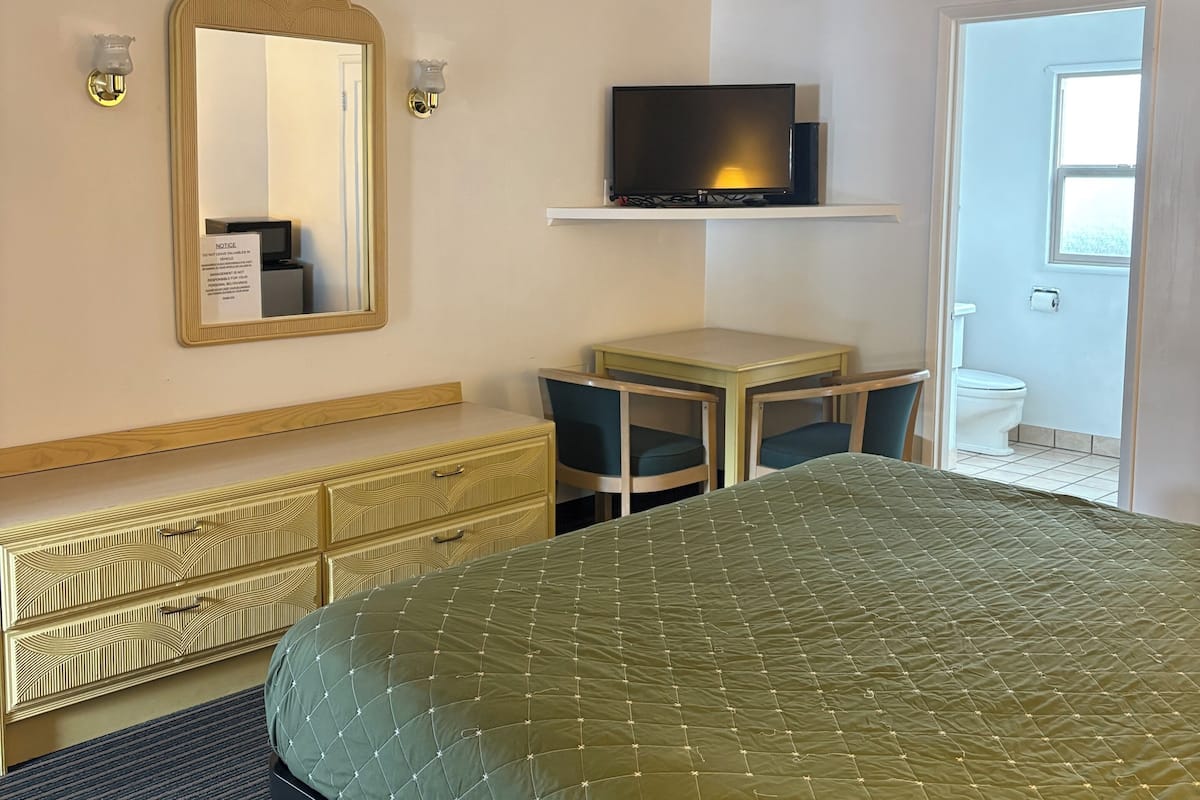 Deluxe Room, 1 King Bed, Non Smoking