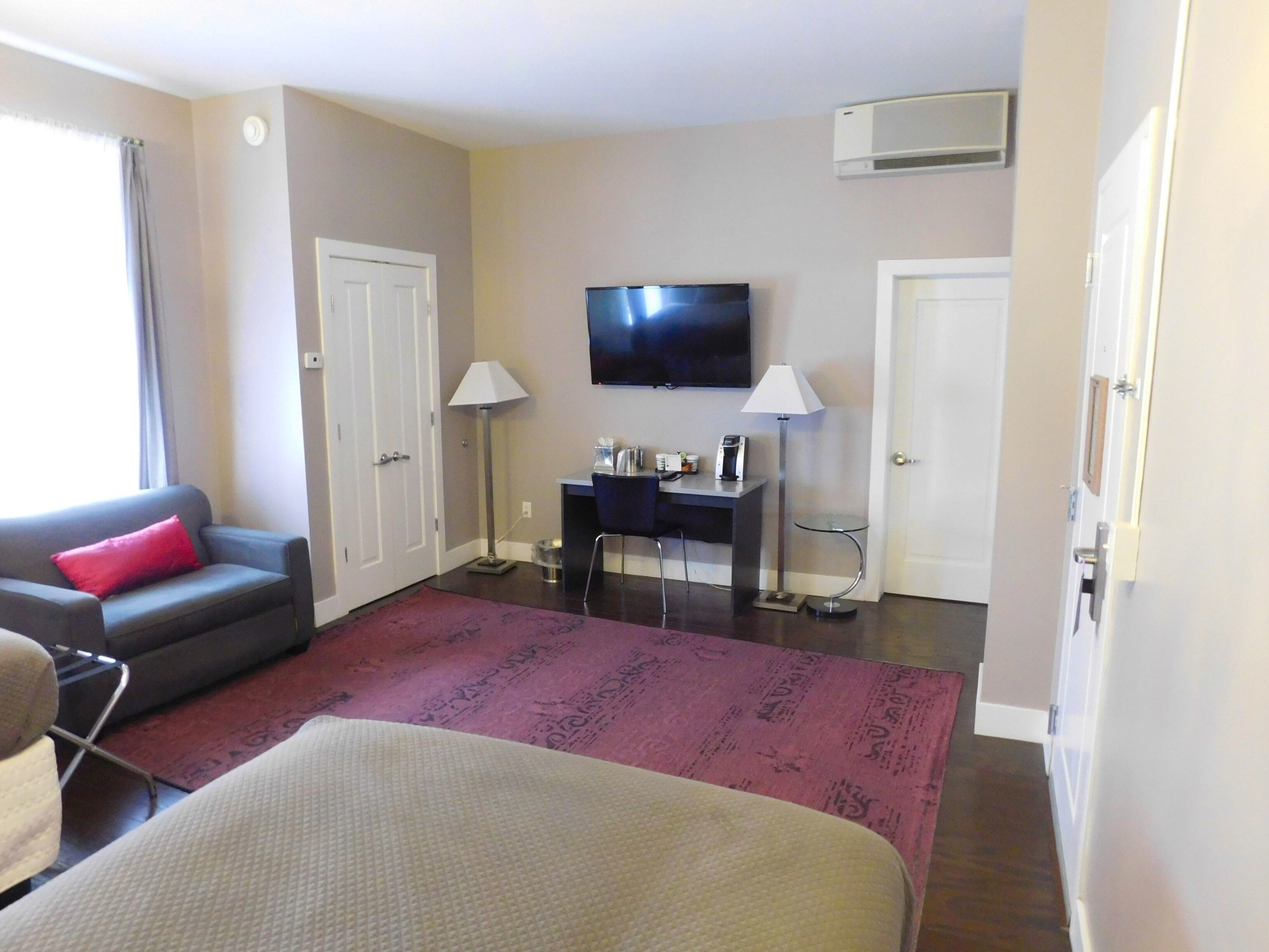 premium bedding, pillow-top beds, in-room safe, desk