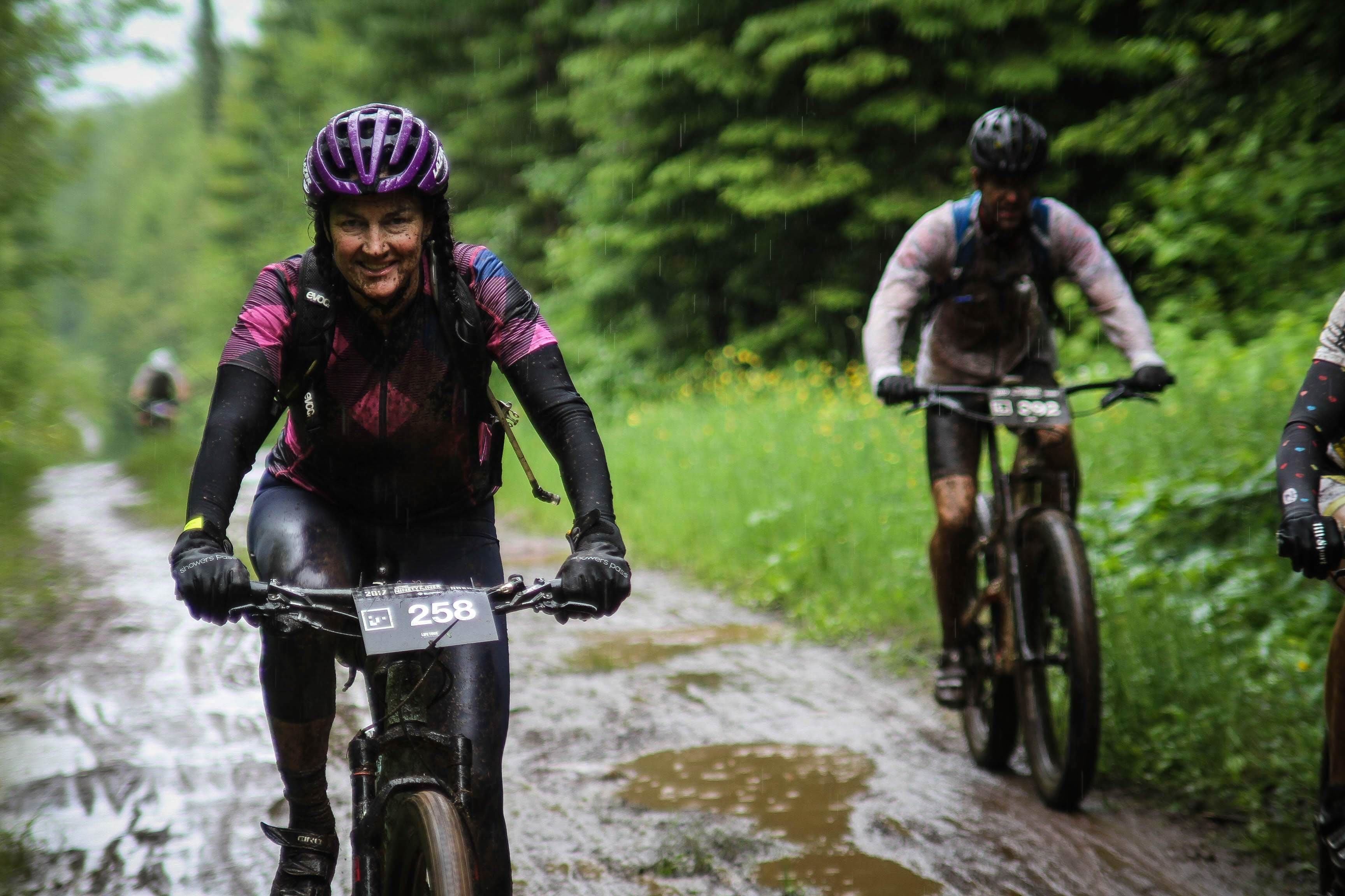 Un sendero embarrado con ciclistas.