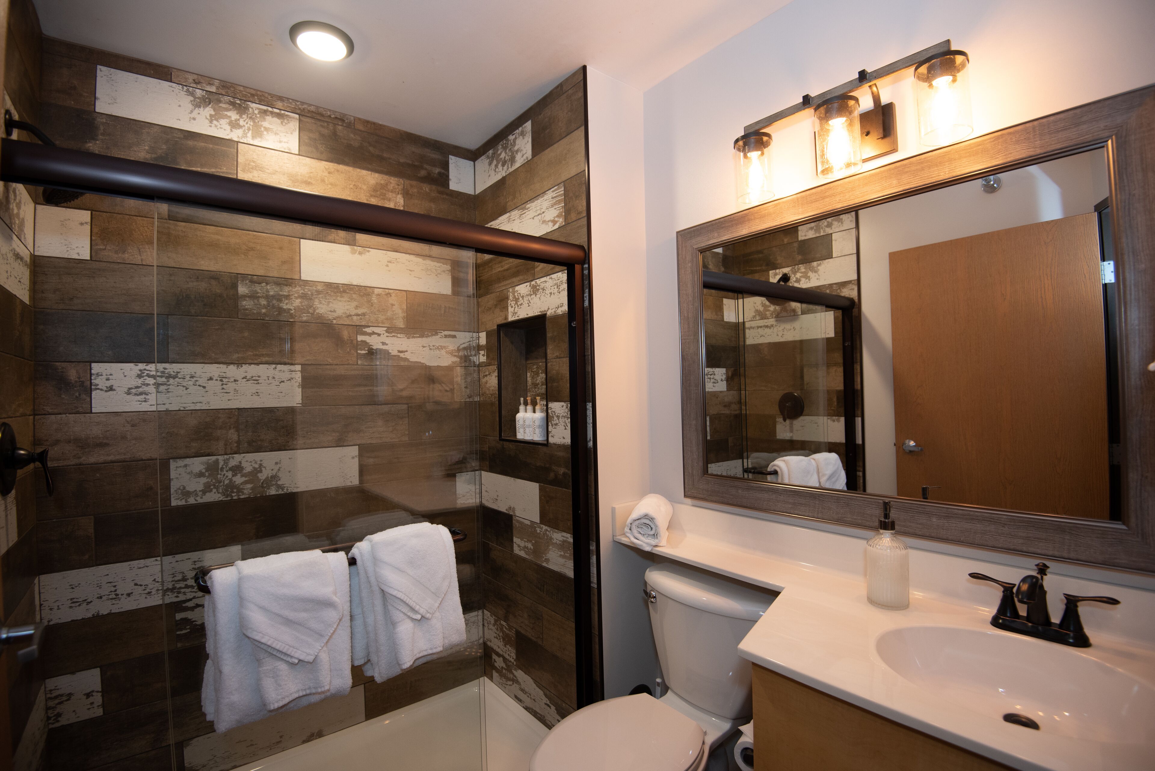 Kamar Deluks, 1 Tempat Tidur King | Kamar mandi | Pengering rambut dan handuk