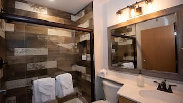 Kamar Deluks, 1 Tempat Tidur King | Kamar mandi | Pengering rambut dan handuk