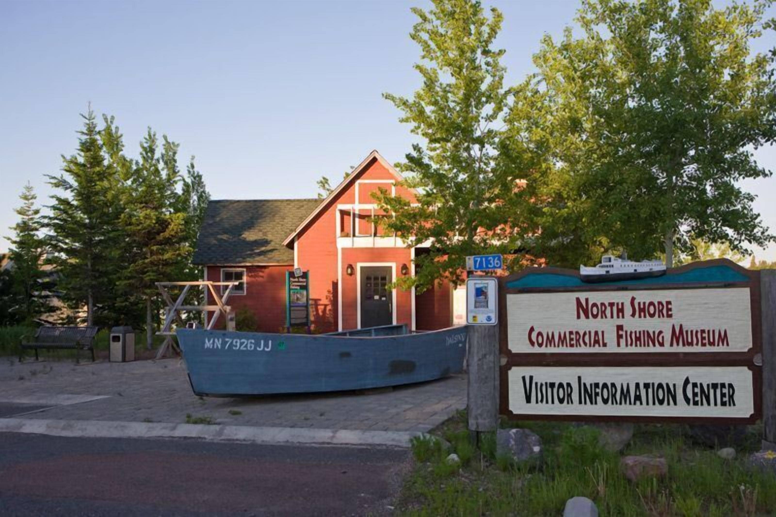 Un bâtiment identifié comme étant le musée de la pêche commerciale de North Shore, qui comprend également un centre d’information pour les visiteurs.