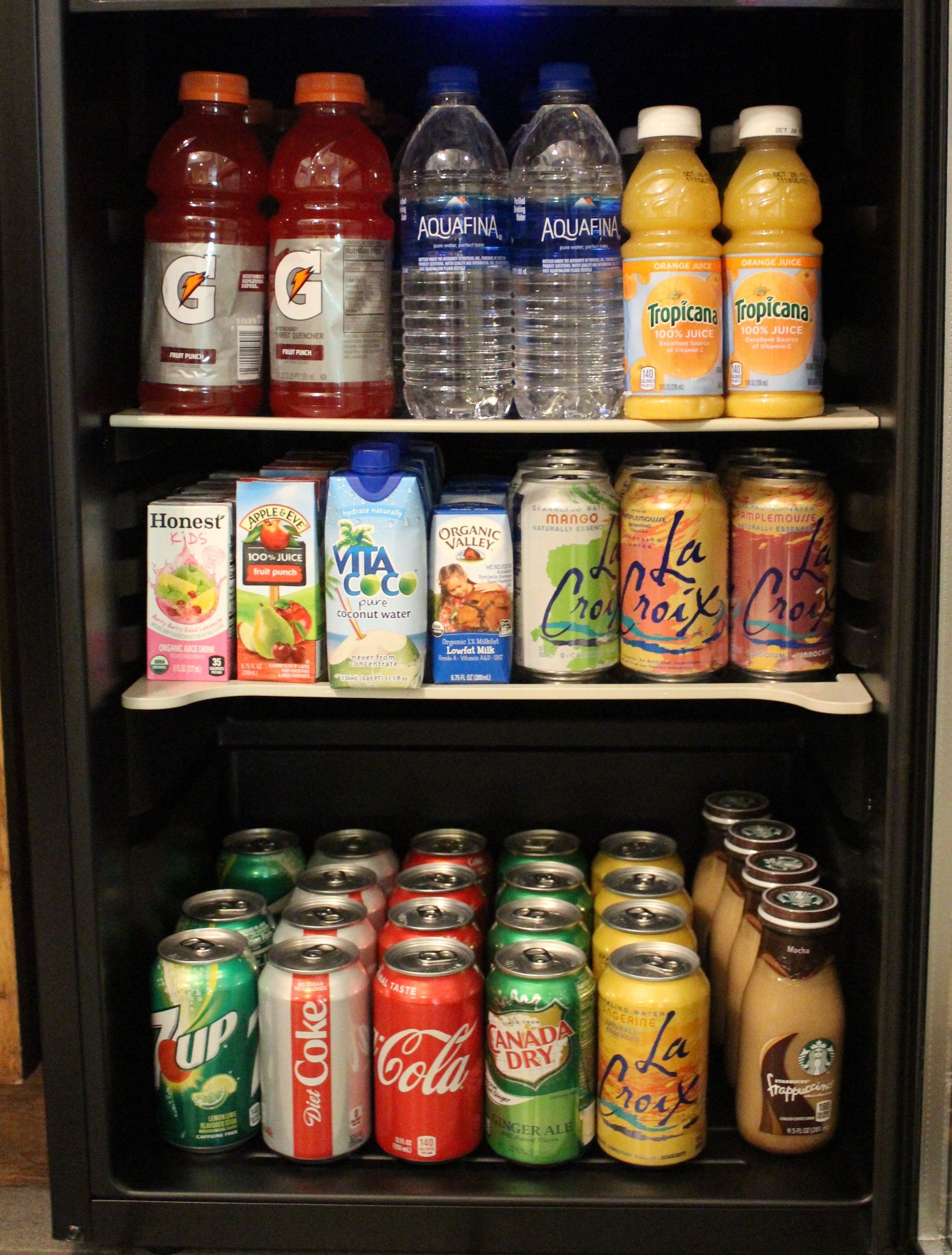 Nevera de begudes amb refrescos, sucs i llet.