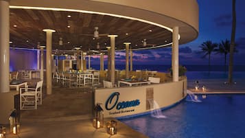9 restaurants; breakfast, lunch, and dinner served