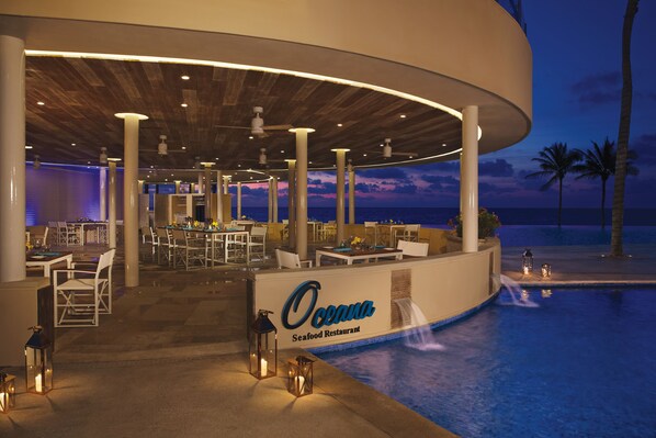 9 restaurants; breakfast, lunch, and dinner served