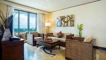 Preferred Club Ocean Front Master Suite | Free minibar, in-room safe, desk, laptop workspace