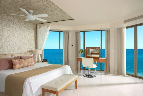 Preferred Club Ocean Front Bridal Suite | Minibar với thức uống miễn phí, két bảo mật tại phòng, bàn