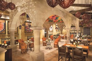 9 restaurants; breakfast, lunch, and dinner served