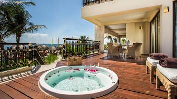 Preferred Club Ocean Front Presidential Suite | Terraza o patio