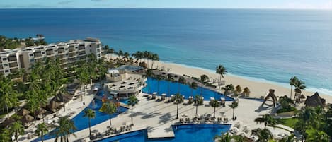 3 Außenpools, Sonnenschirme, Liegestühle