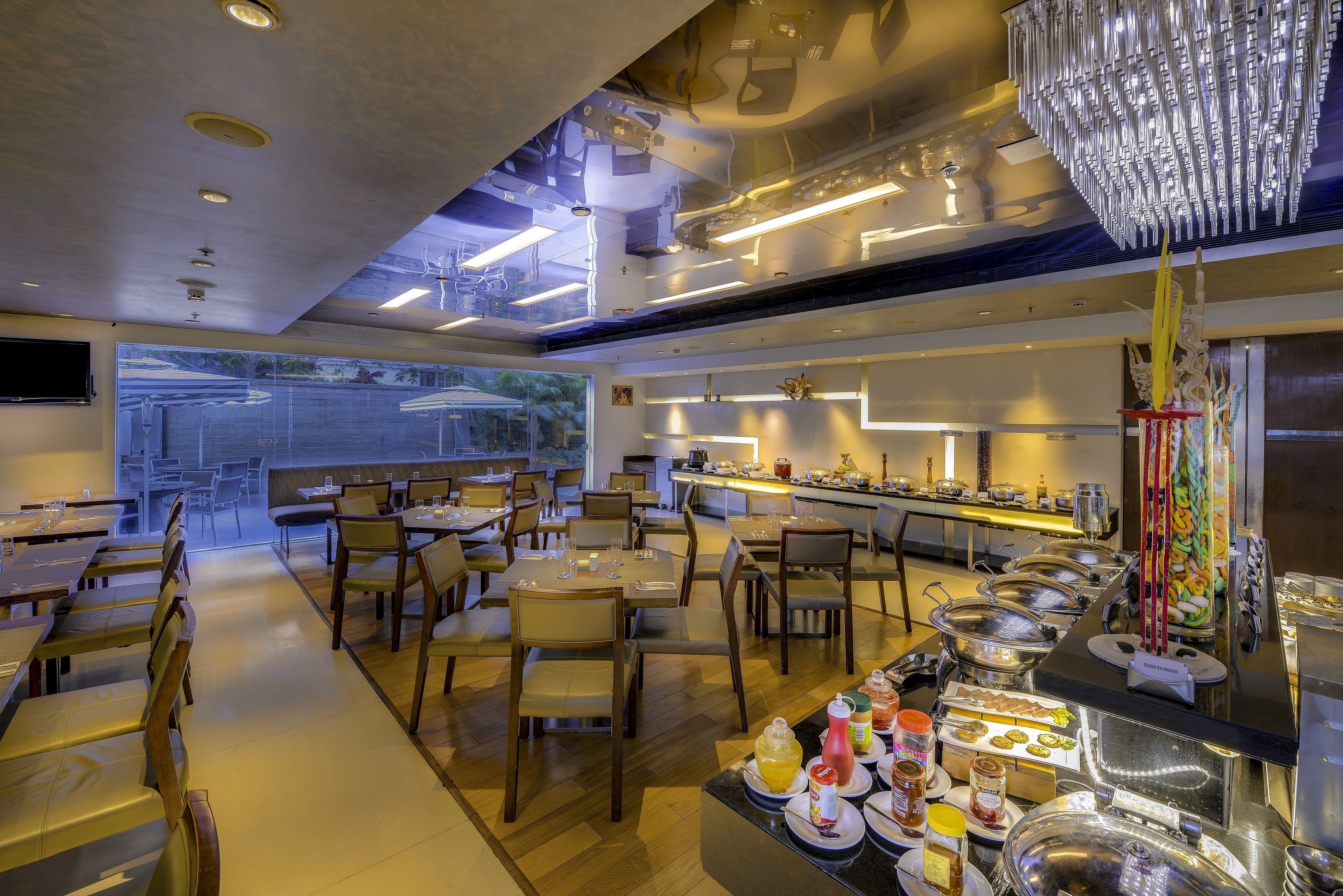 3 restaurants; breakfast, lunch and dinner served 