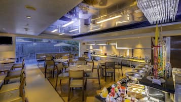 3 restaurants; breakfast, lunch and dinner served