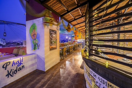 3 restaurants, breakfast served