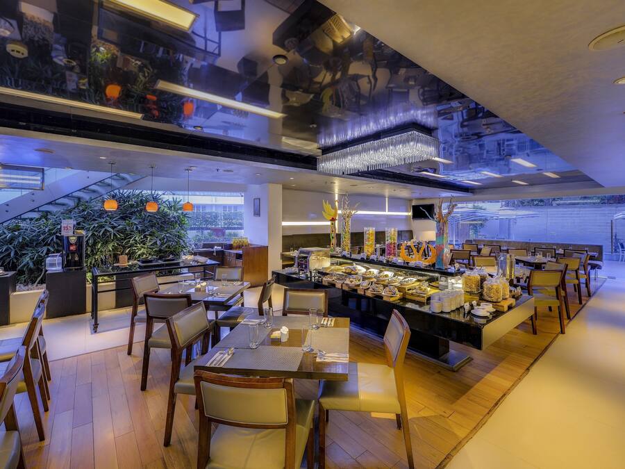 3 restaurants, breakfast served