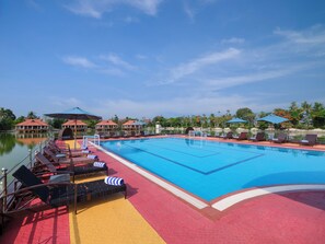Piscine extérieure, cabanons gratuits, parasols de plage