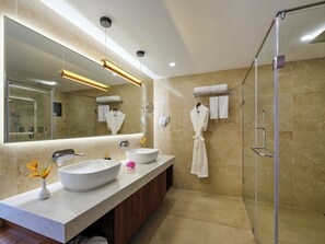 Lake View Suite | Baño | Artículos de higiene personal gratuitos y toallas