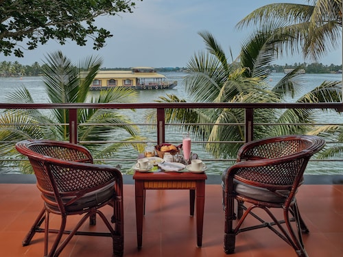 Sterling Lake Palace Alleppey