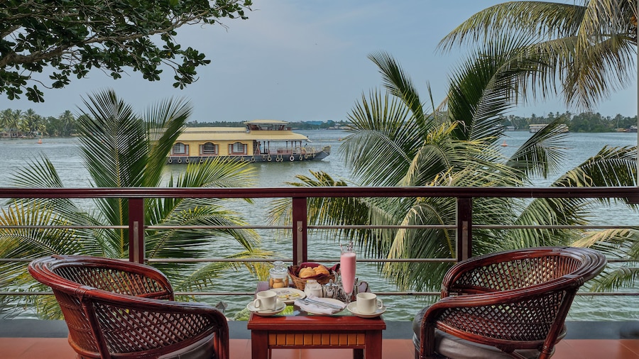 Sterling Lake Palace Alleppey