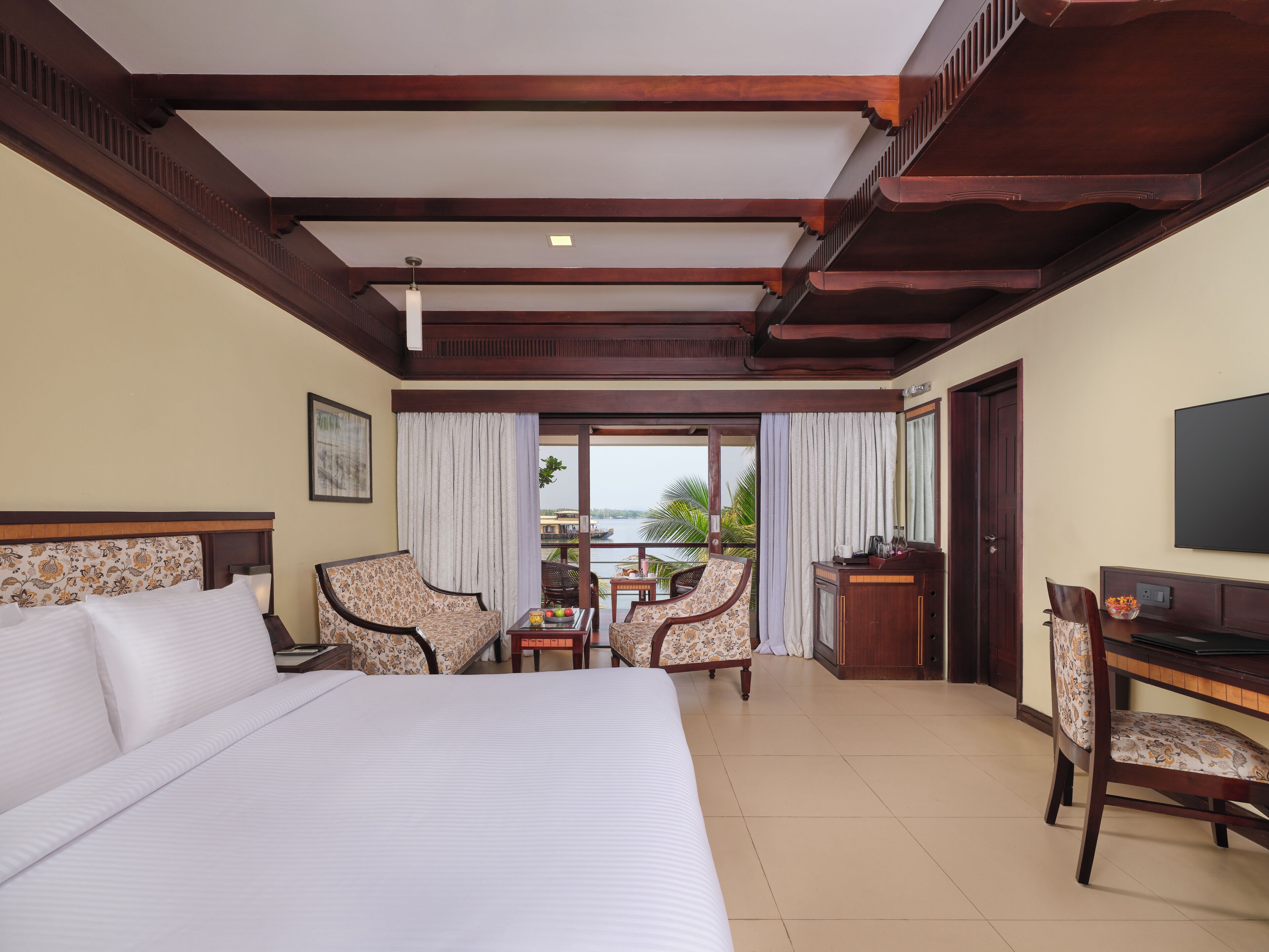 Lake View Suite with Balcony | Egyptian cotton sheets, minibar, in-room safe, desk