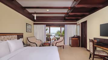 Lake View Suite with Balcony | Egyptian cotton sheets, minibar, in-room safe, desk