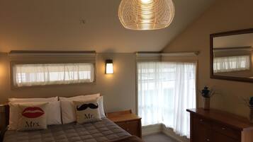 Suite, 2 chambres, vue mer (Plus Loft - Upper Level) | Bureau, fer et planche Ă repasser, Wi-Fi gratuit, draps fournis