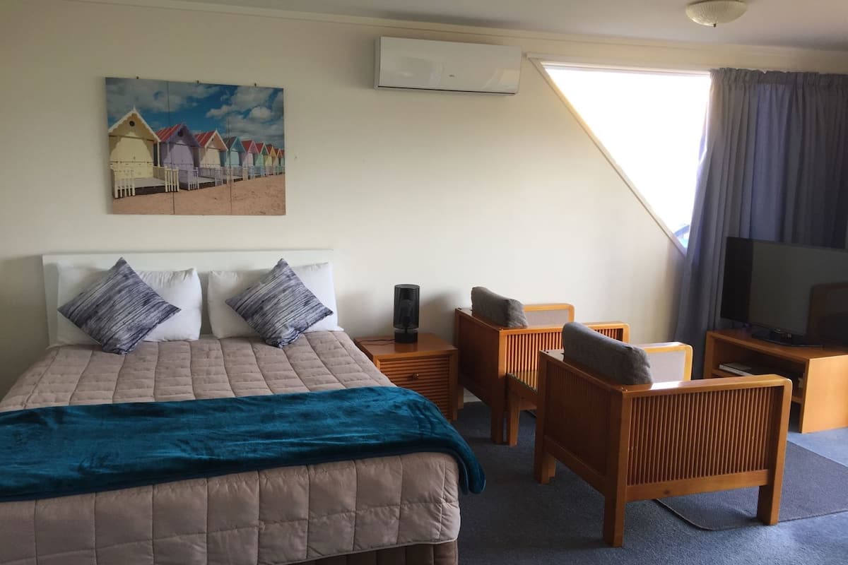 Desk, iron/ironing board, free WiFi, bed sheets