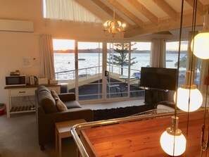 Suíte premium, 1 quarto, vista para o mar (Upper Level) | Escrivaninha, ferros/tábuas de passar roupa, Wi-Fi de cortesia