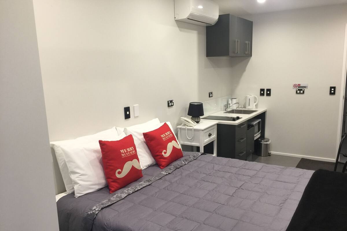 Studio, 1 Queen Bed, Mobility Accessible | Desk, iron/ironing board (on request), WiFi (free), bed sheets