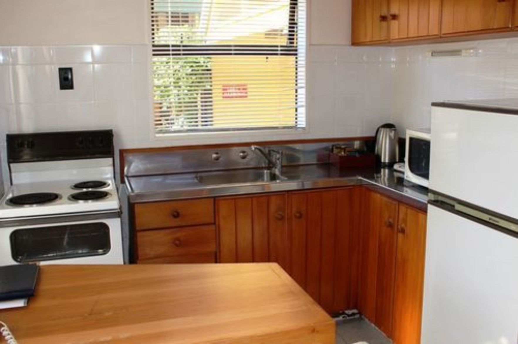 Private kitchen | Fridge, microwave, coffee/tea maker, electric kettle