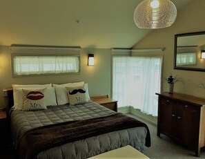 Sea View 1 Bedroom Suite, Ground Level (1 Double and 2 Single Beds) | Desk, iron/ironing board, free WiFi, bed sheets - Bucklands Beach Waterfront Motel (Auckland)