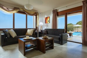 Villa, 3 Schlafzimmer, eigener Pool, Meerseite (Electra) | Zimmersafe, schallisolierte Zimmer, Bügeleisen/Bügelbrett
