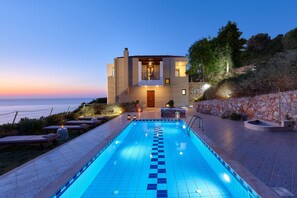 Villa, 3 Schlafzimmer, eigener Pool, Meerseite (Pitho) | Zimmersafe, schallisolierte Zimmer, Bügeleisen/Bügelbrett