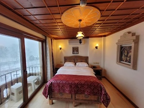 Superior Double Room, Sea View | Minibar, in-room safe, soundproofing, iron/ironing board - Saruhan Hotel (Istanbul)