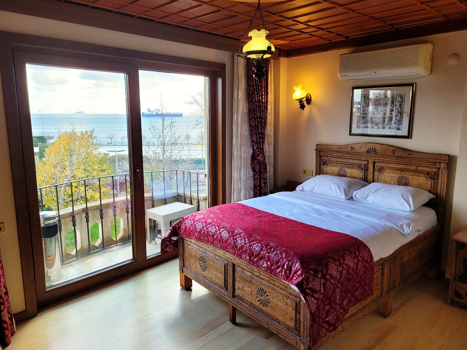 Dobbeltrom – superior, sjøutsikt | Minibar, safe på rommet, lydisolert og strykejern/-brett