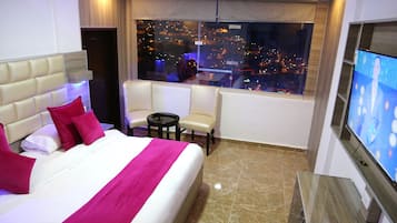 Colchones con pillow-top, minibar y caja de seguridad en la habitación
