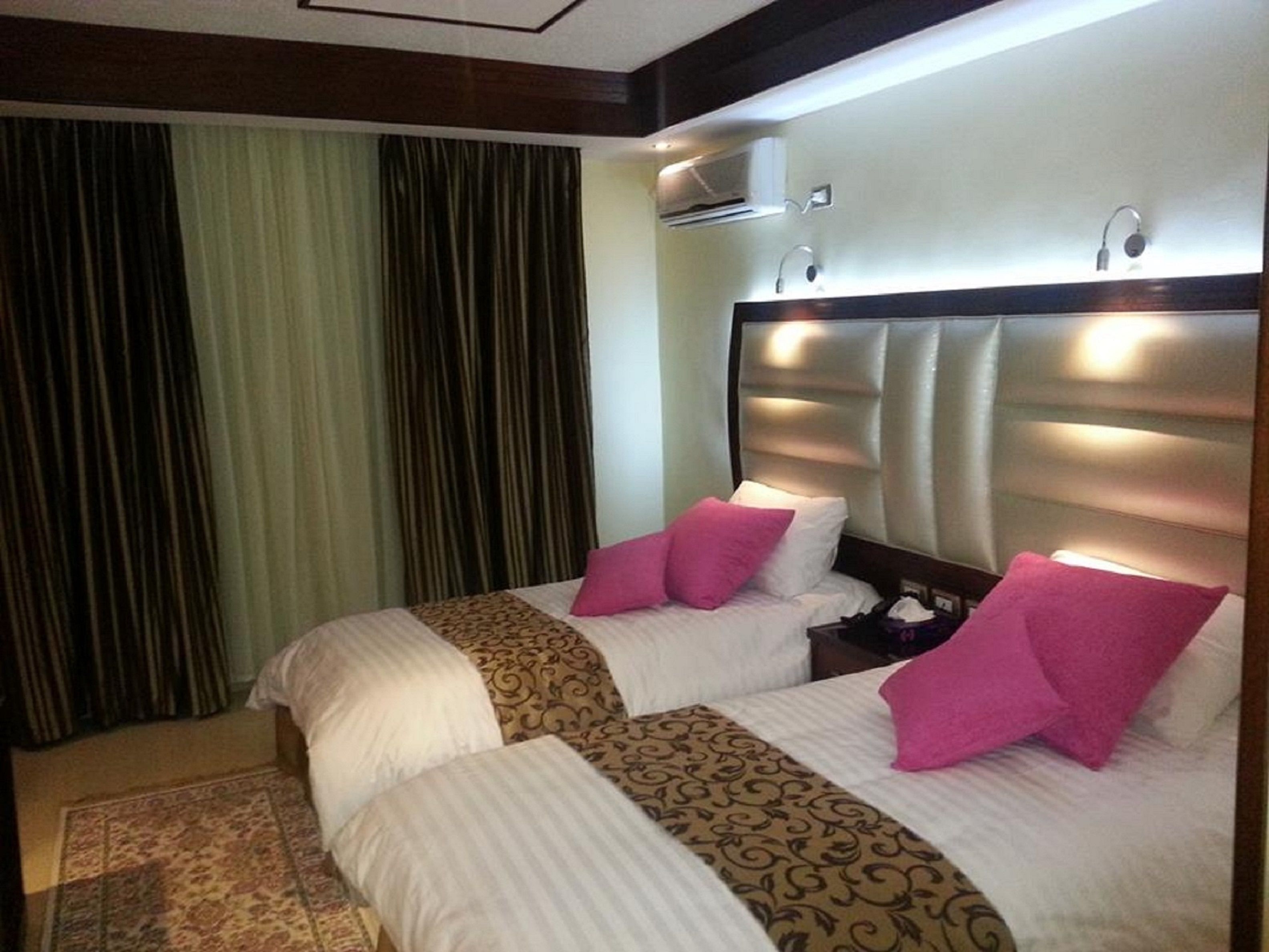 deluxe twin room | pillow-top beds, minibar, in-room safe, desk