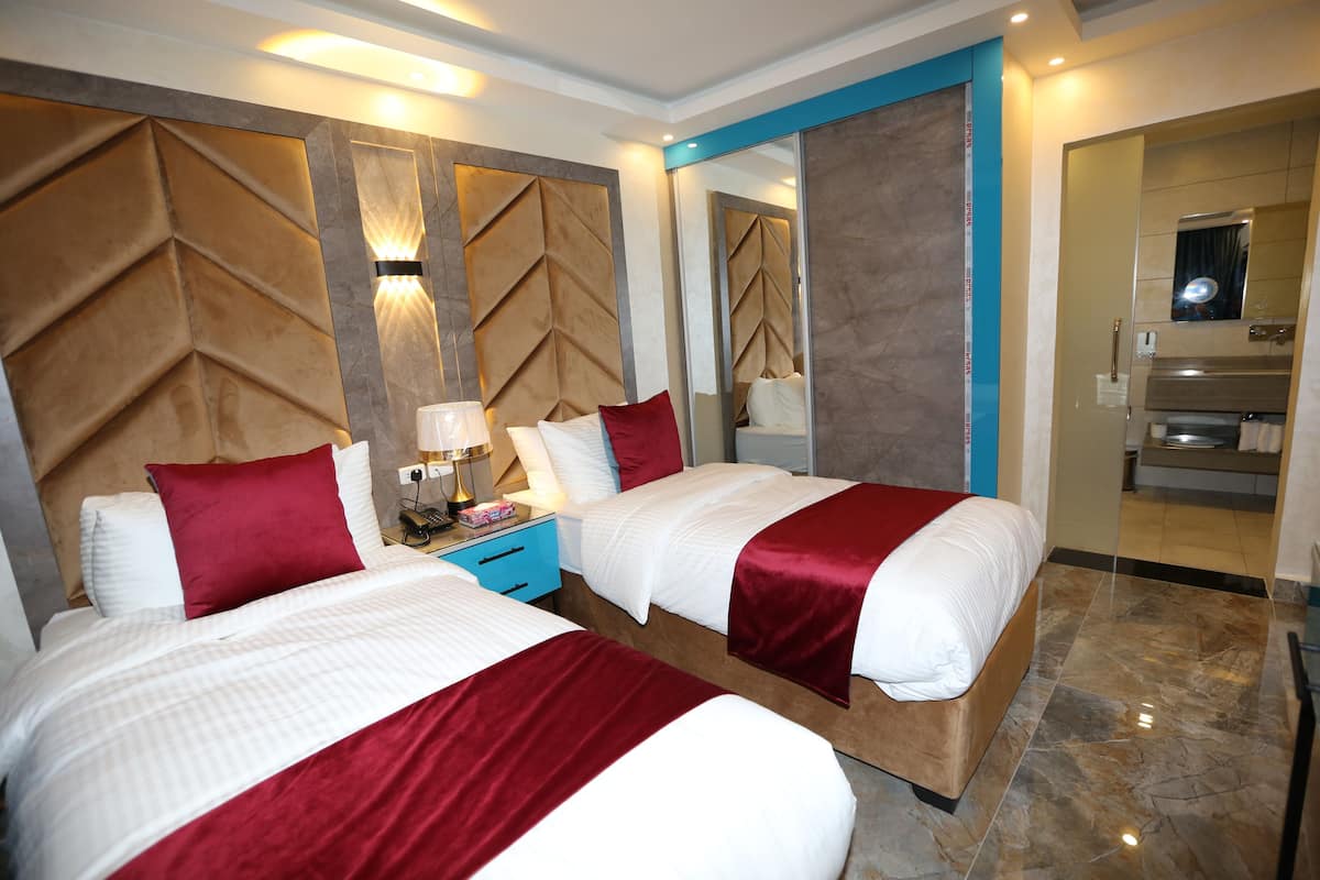 deluxe twin room | pillow-top beds, minibar, in-room safe, desk