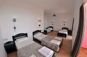 Ropa de cama hipoalergénica y caja de seguridad en la habitación