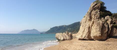 Playa en los alrededores, camastros, sombrillas y bar en la playa