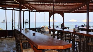 2 bars, gastro-pub