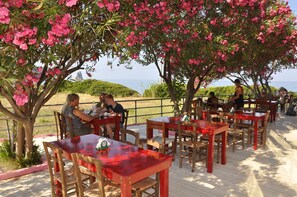 2 間餐廳；供應早餐、午餐、晚餐和早午餐