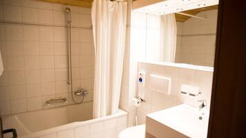 Doppelzimmer | Badezimmer | Haartrockner, Handtücher