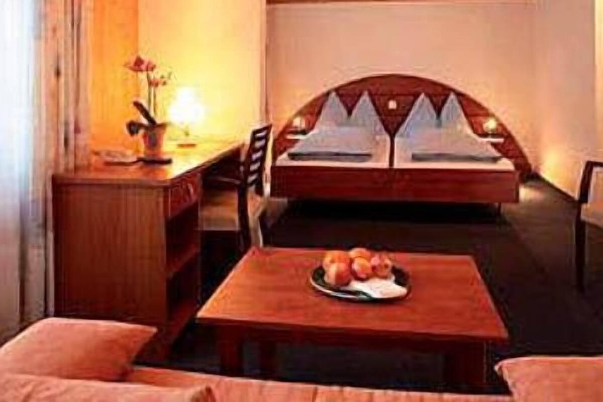 Double Room | In-room safe, desk, WiFi (free), bed sheets