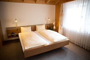 Double Room | In-room safe, desk, free WiFi, bed sheets - Steinbock (Grindelwald)
