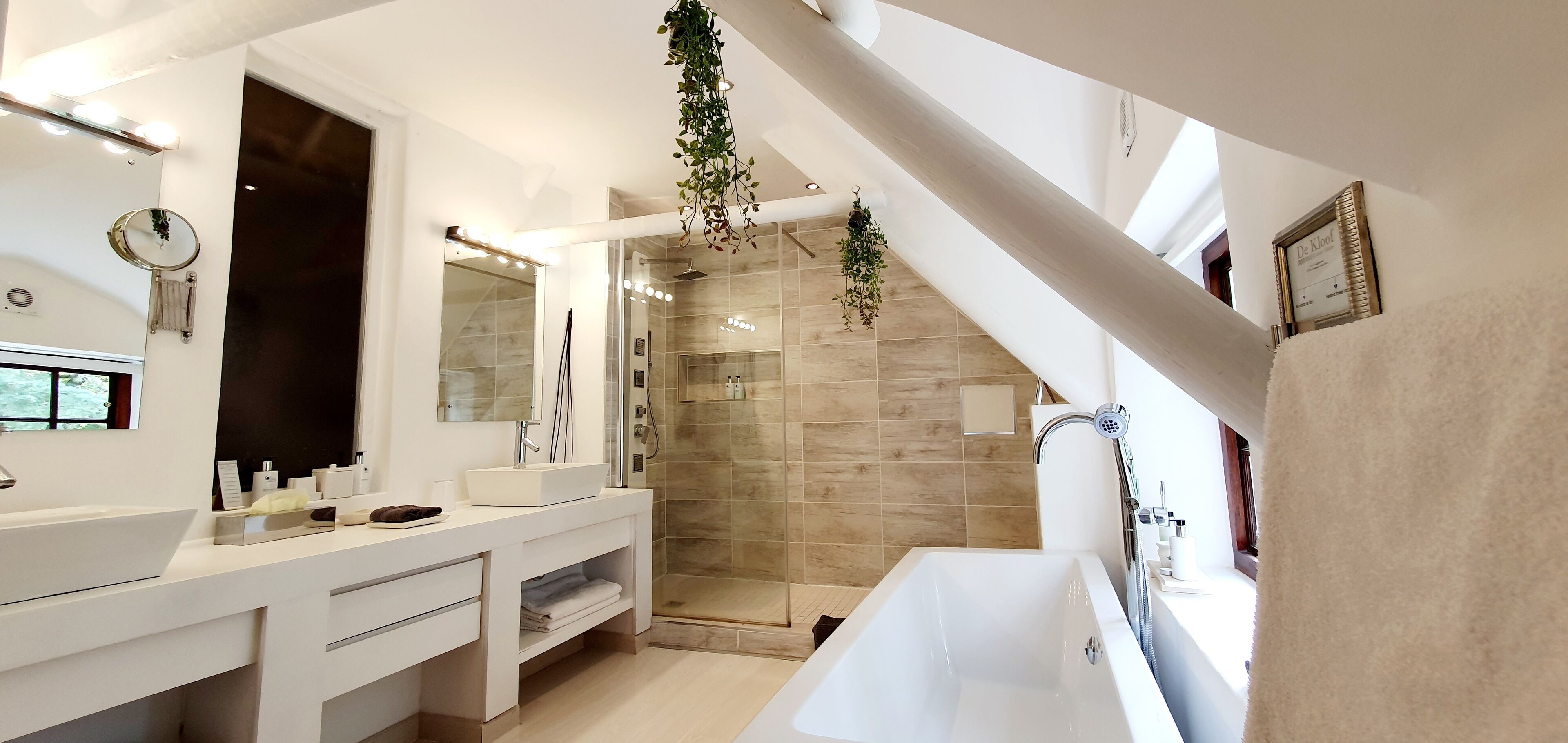 Bathroom | Separate tub and shower, jetted tub, rainfall showerhead