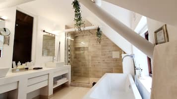 Bathroom | Separate tub and shower, jetted tub, rainfall showerhead