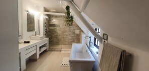 個別の浴槽とシャワー、ジェットバス、レインフォールシャワー、デザイナーバスアメニティ