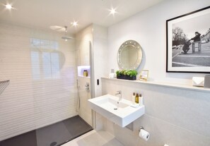 Kamar Double Eksekutif | Kamar mandi | Kombinasi shower/bathtub dan perlengkapan mandi desainer