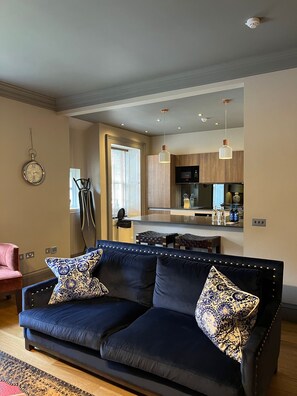 标准公寓, 2 间卧室 | 起居区 | 电视