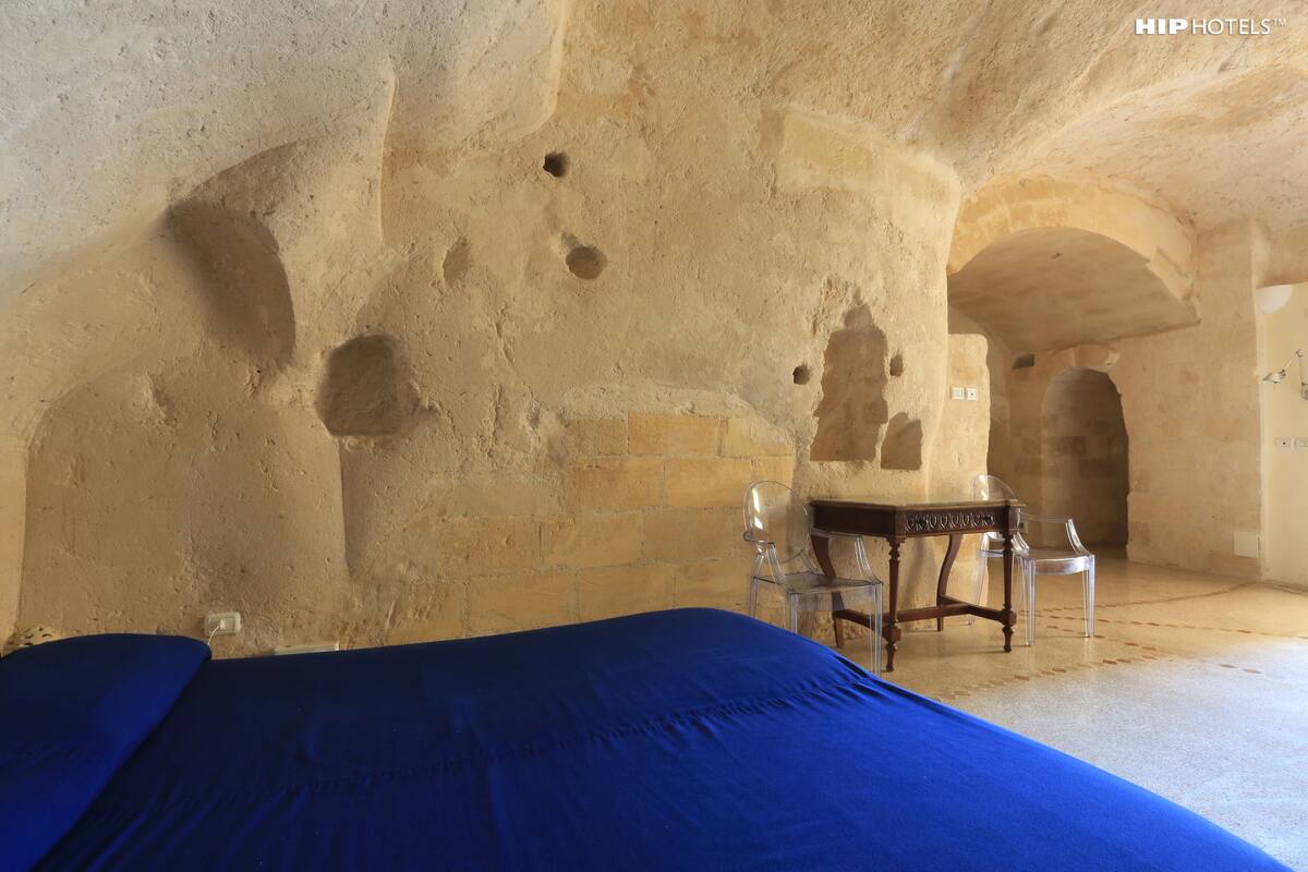 family room, 1 double bed with sofa bed | minibar, desk, cots/infant beds, rollaway beds